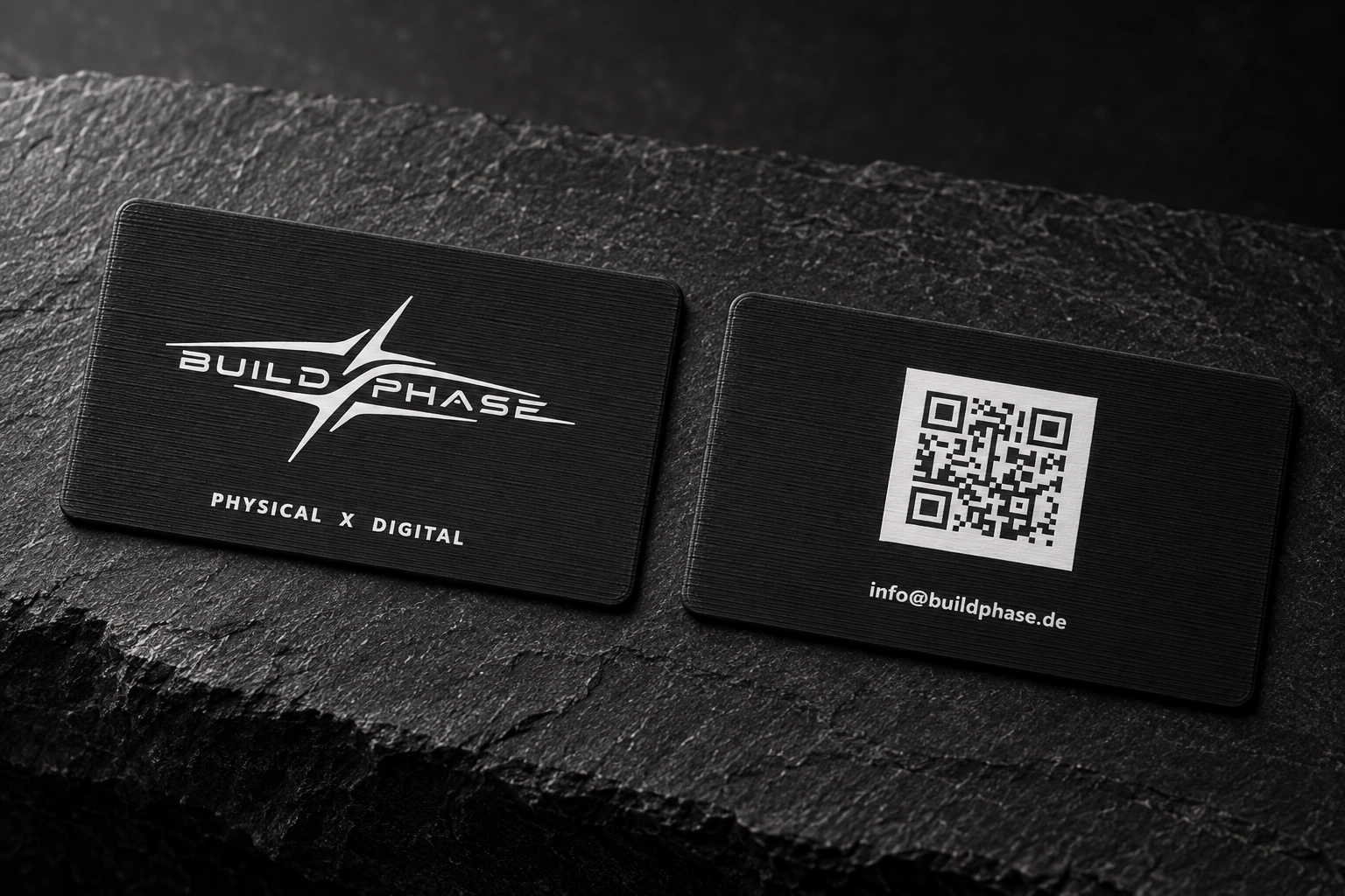 KI-Visualisierung der 3D-gedruckten CONNECT-Karte auf dunklem Schiefer mit Logo und QR-Code